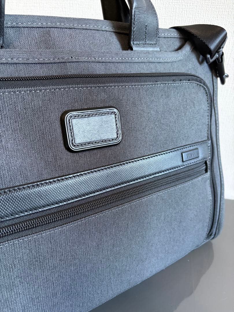 TUMI ビジネスバッグ鞄 レザー本革グレー灰色 スリム