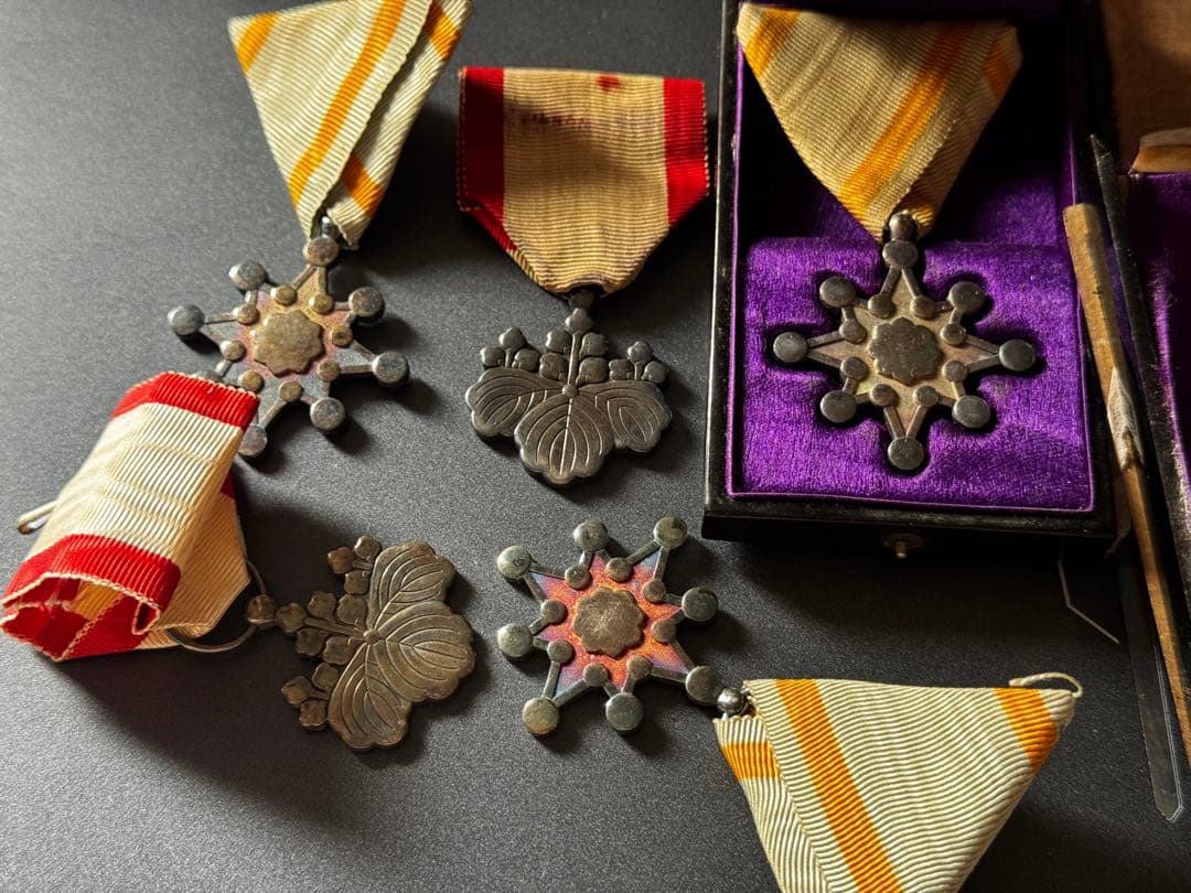 勲八白色桐葉章 勲八等瑞宝章 勲章 5個セット ケース付き 純銀製 徽章