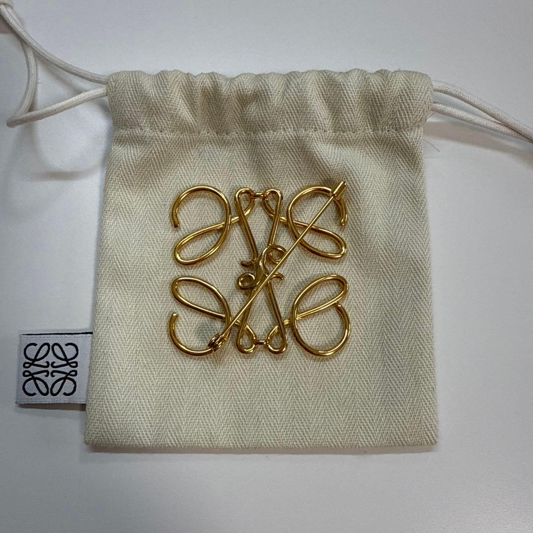 LOEWE アナグラムモチーフ ブローチ