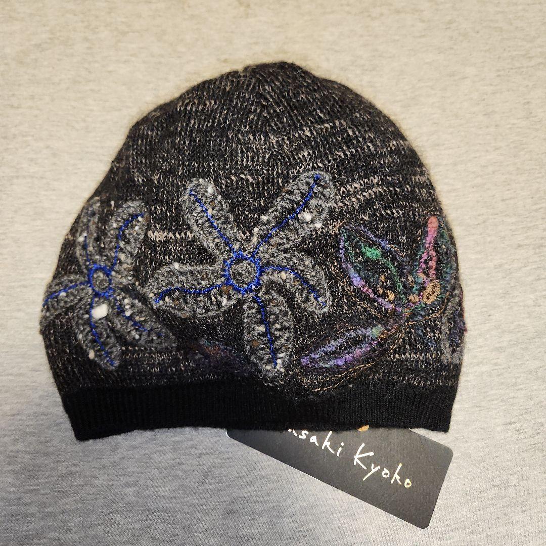 【新品】M&KYOKO ニットキャップ　花文様の飾り刺繍付