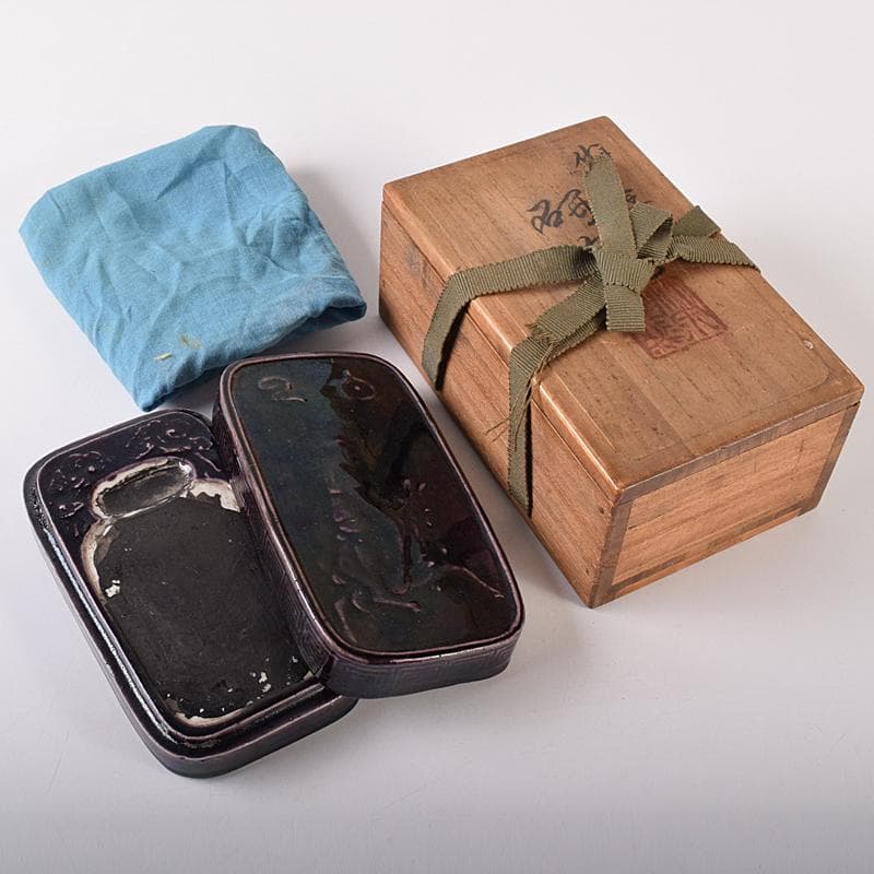 平安　篩月庵　三浦竹泉造　紫交趾　人物馬文　陶硯　共布共箱　F　R7883