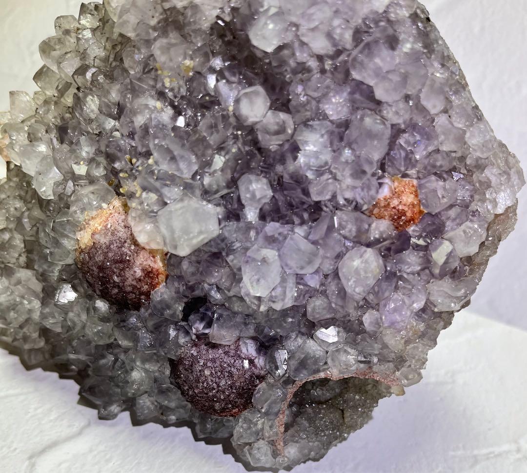 アメジストの中に面白い丸い内包物が入ったアメジストクラスター