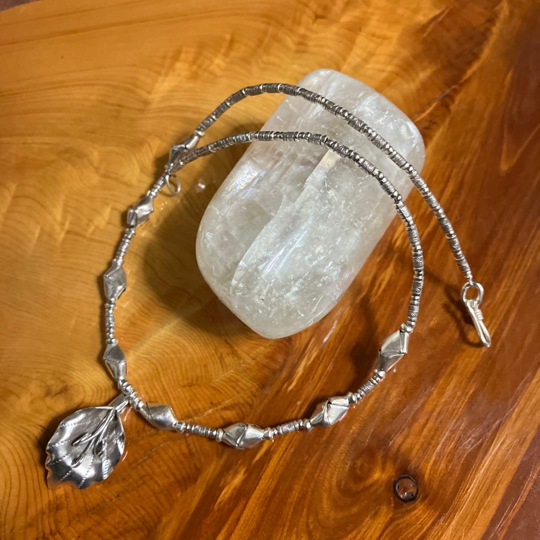 カレンシルバー、ボタニカルなデザインネックレス