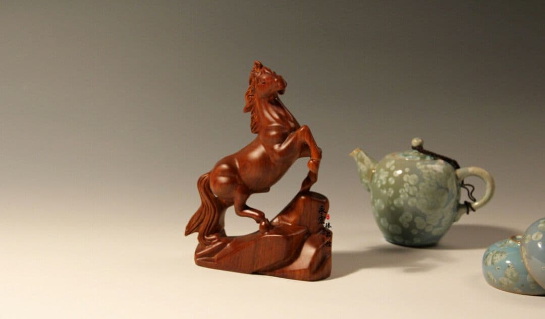 黄色の花梨.馬の手が届くと思います。マホガニーの置物ができます