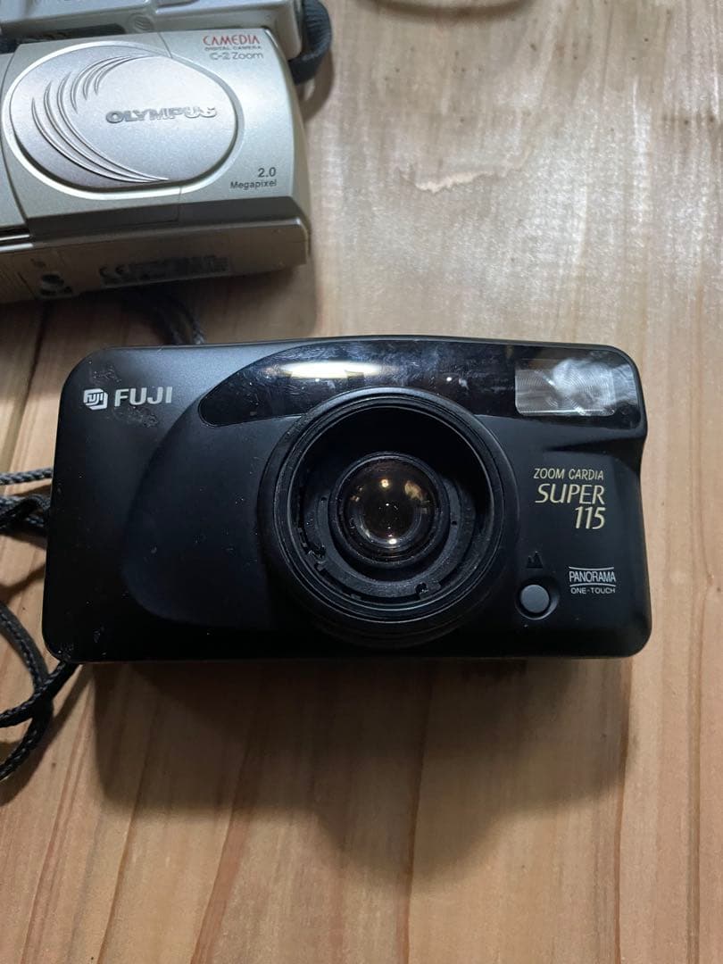 フィルムカメラ2台とデジタルカメラ台2台 canon Fuji