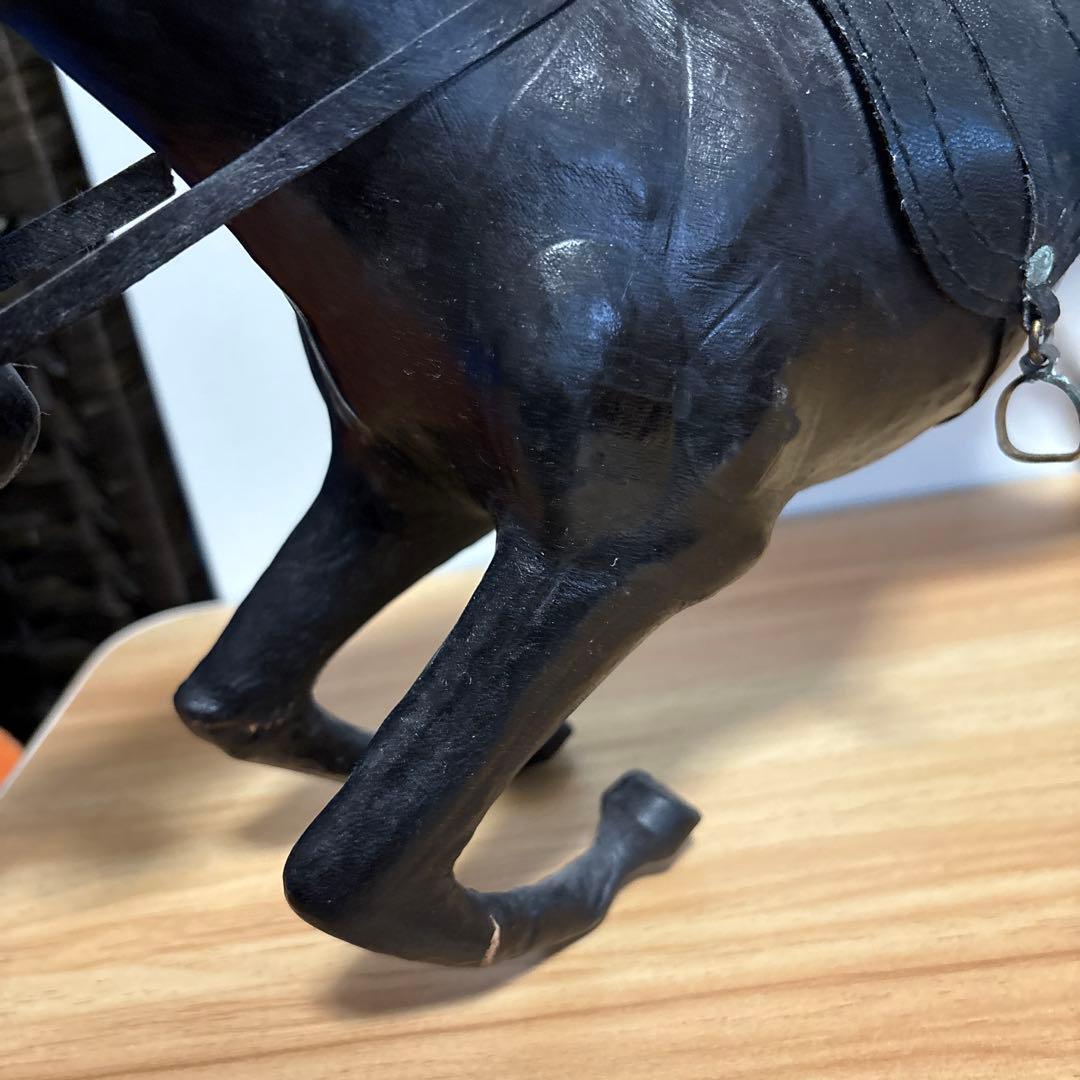 ヴィンテージ　革の黒い馬