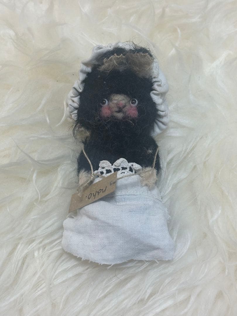 手作り黒と白の人形 帽子付き ぬいぐるみ作家