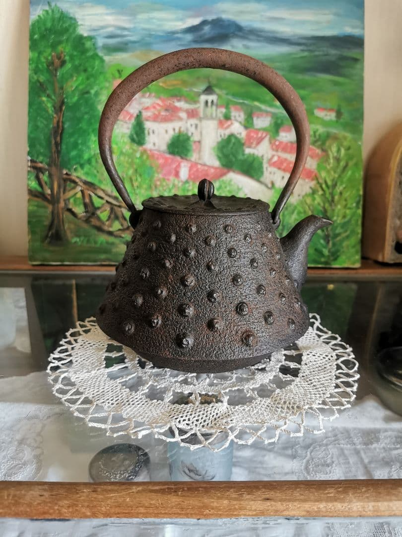 和骨董 重厚な1.5Ｌ南部あられ鉄瓶 鉄器 古物 骨董 茶道具 茶釜 菊/蓮摘み