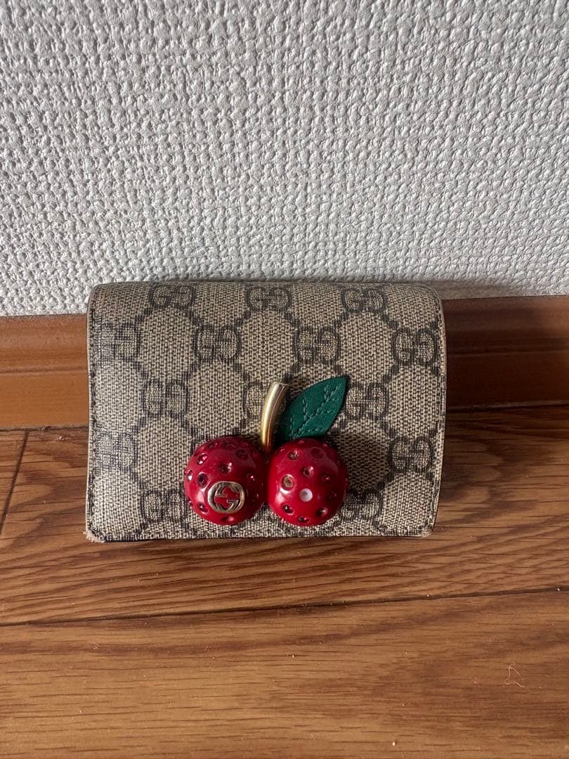 た*͚様 Gucci チェリー柄　さくらんぼ二つ折り財布