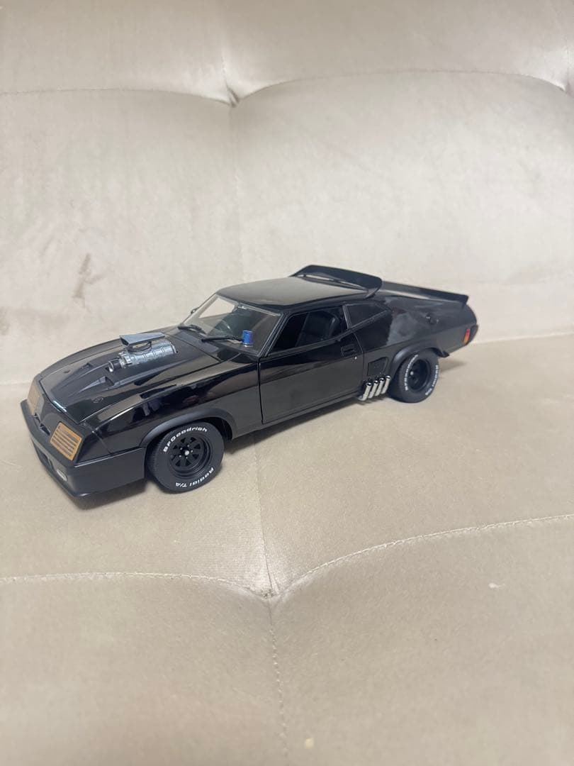 オートアート　マッドマックス　V8インターセプター