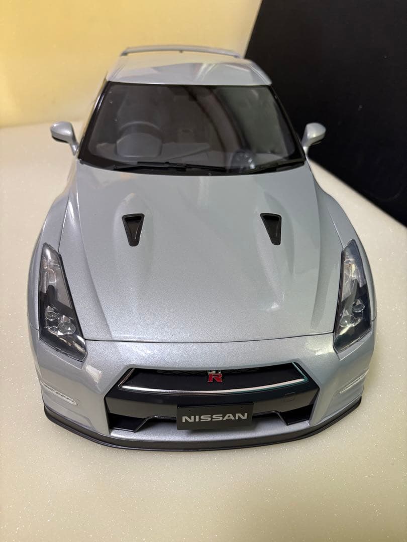 Nissan GT-R 1/18 スケールモデル シルバー