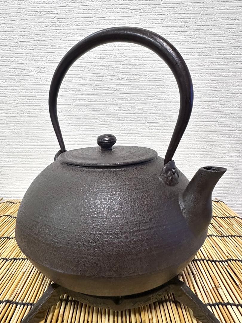 未使用、保管品　南部長文堂　長谷川 光昭造　駒形糸目　南部鉄瓶　南部鉄器　鉄瓶