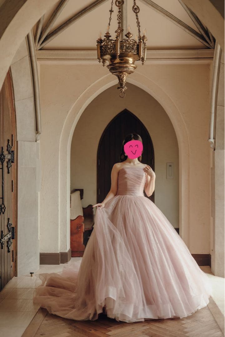 淡いピンク ティアード ウエディングドレス