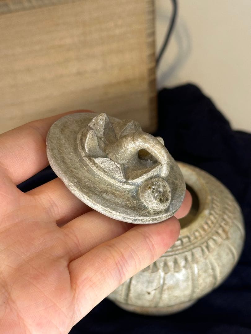 中国宋元時代 高古磁器 香合 小罐 蓮花浮彫蓋 石質感釉 灰白青色 貫入 箱付き