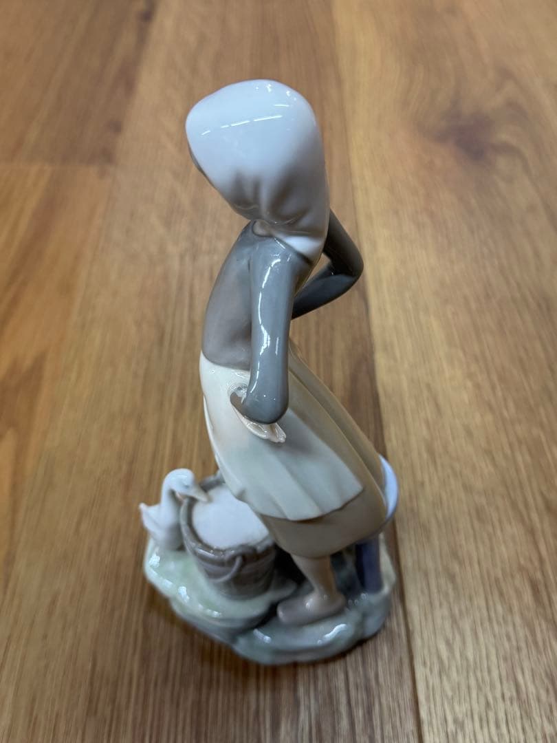 少女と鴨の陶器置物 約20cm