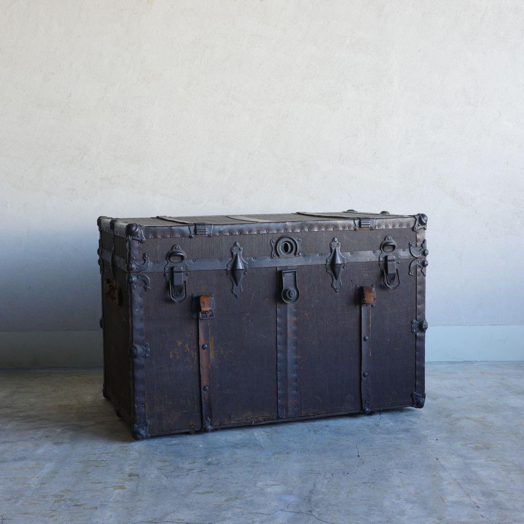 アンティークな大型のトランク