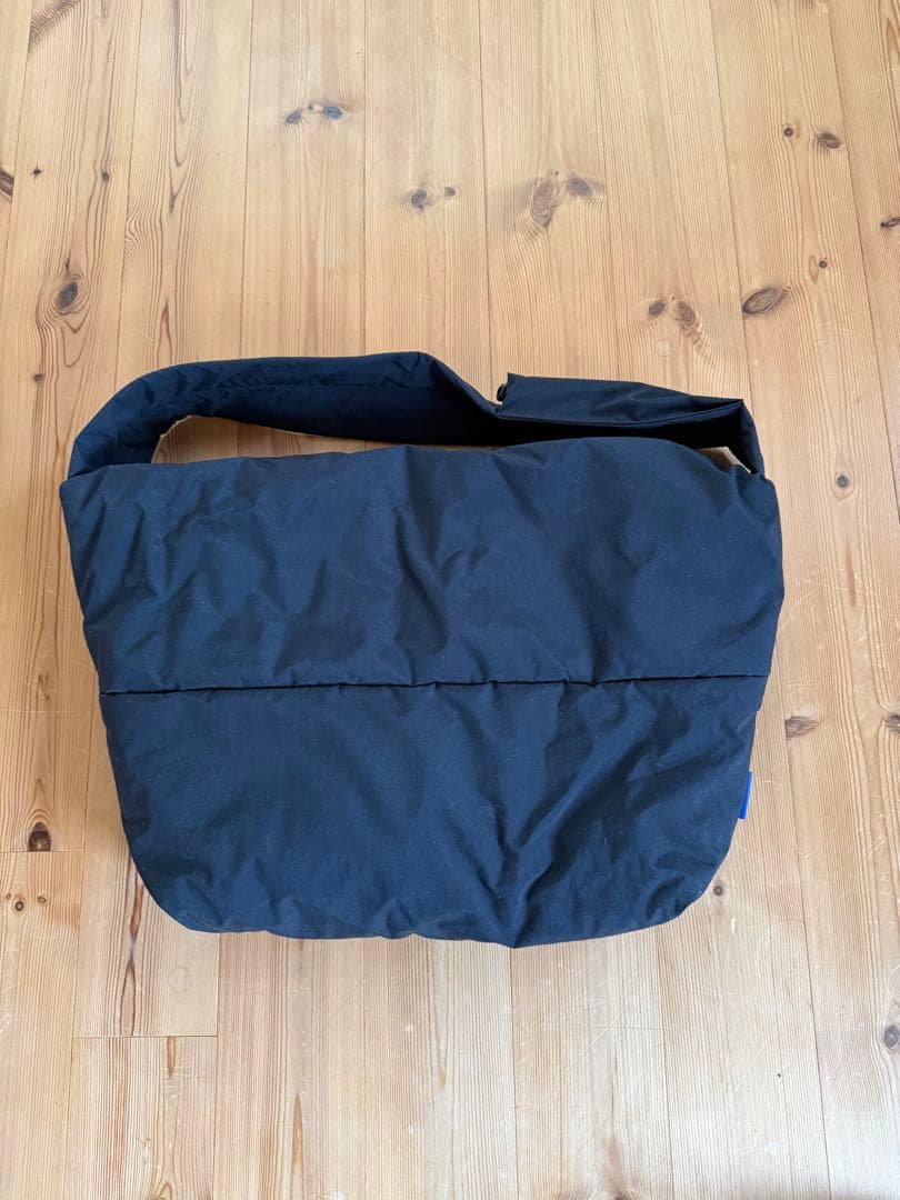 Howly Puff Sling Bag 黒　ハウリー　スリング