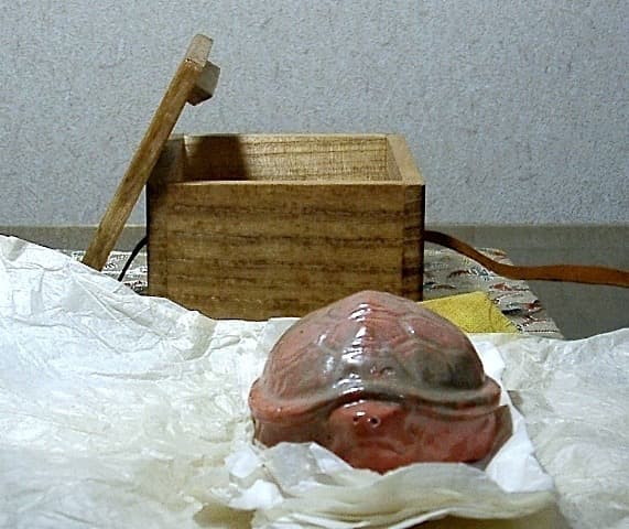 楽焼　常盤焼　栗田菊次郎 作　亀　香合　無傷　共箱　保証。