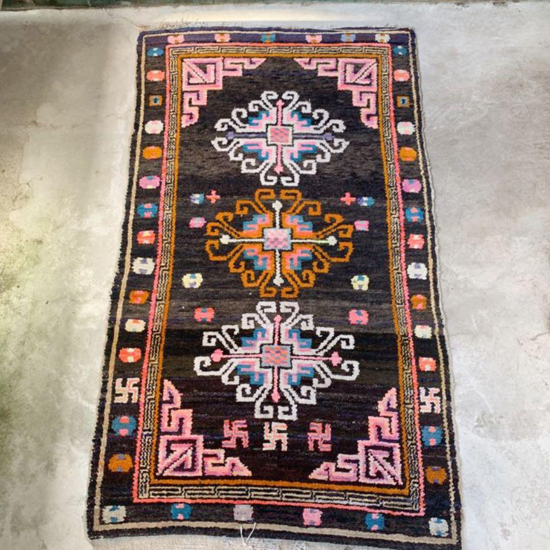 卍　antique 絨毯　① 卍