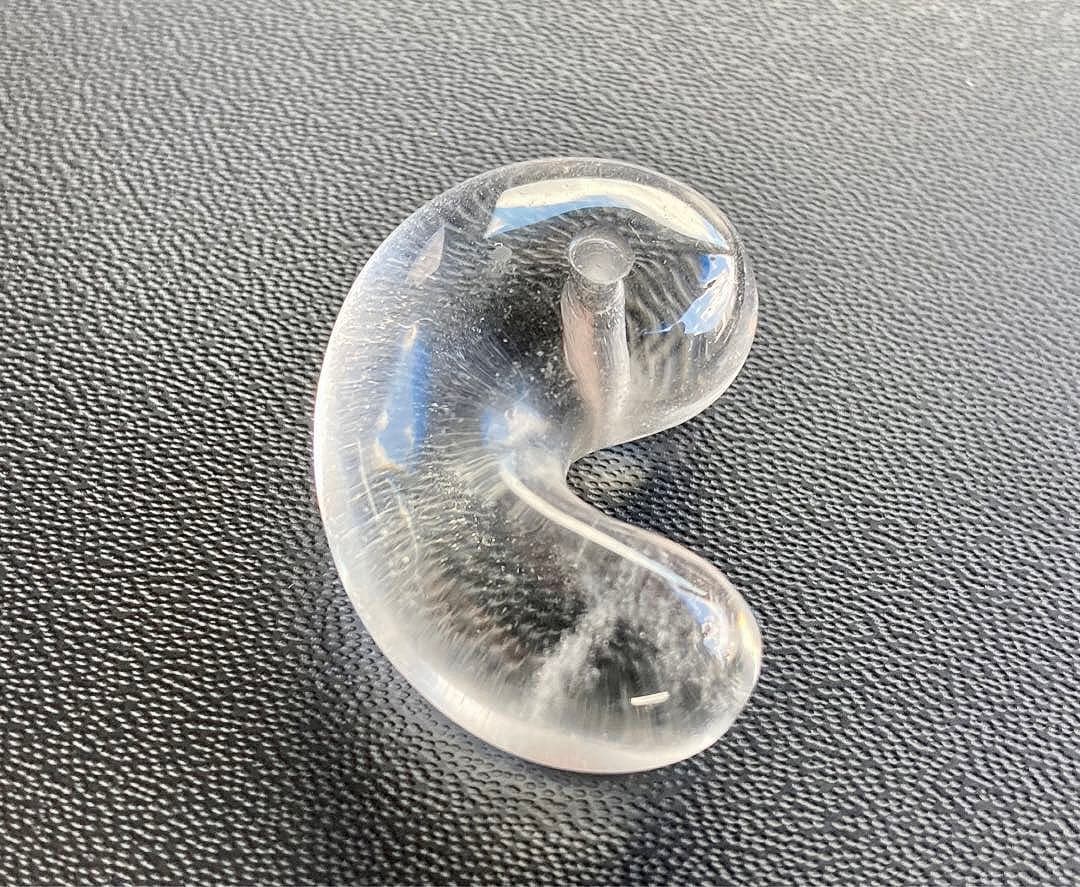 究極品質　超希少幻の銘石　現代に蘇った伝説の国産水晶　山梨黒平鉱山産水晶の勾玉