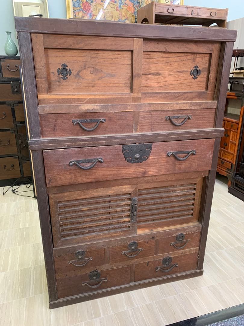 和箪笥　伝統的な木製箪笥 引き出し多