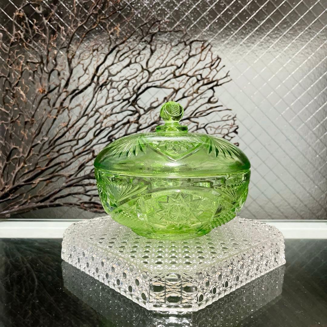骨董　時代プレスガラス　ライムグリーン　切子調　菓子器　ボンボン入れ　　ウラン