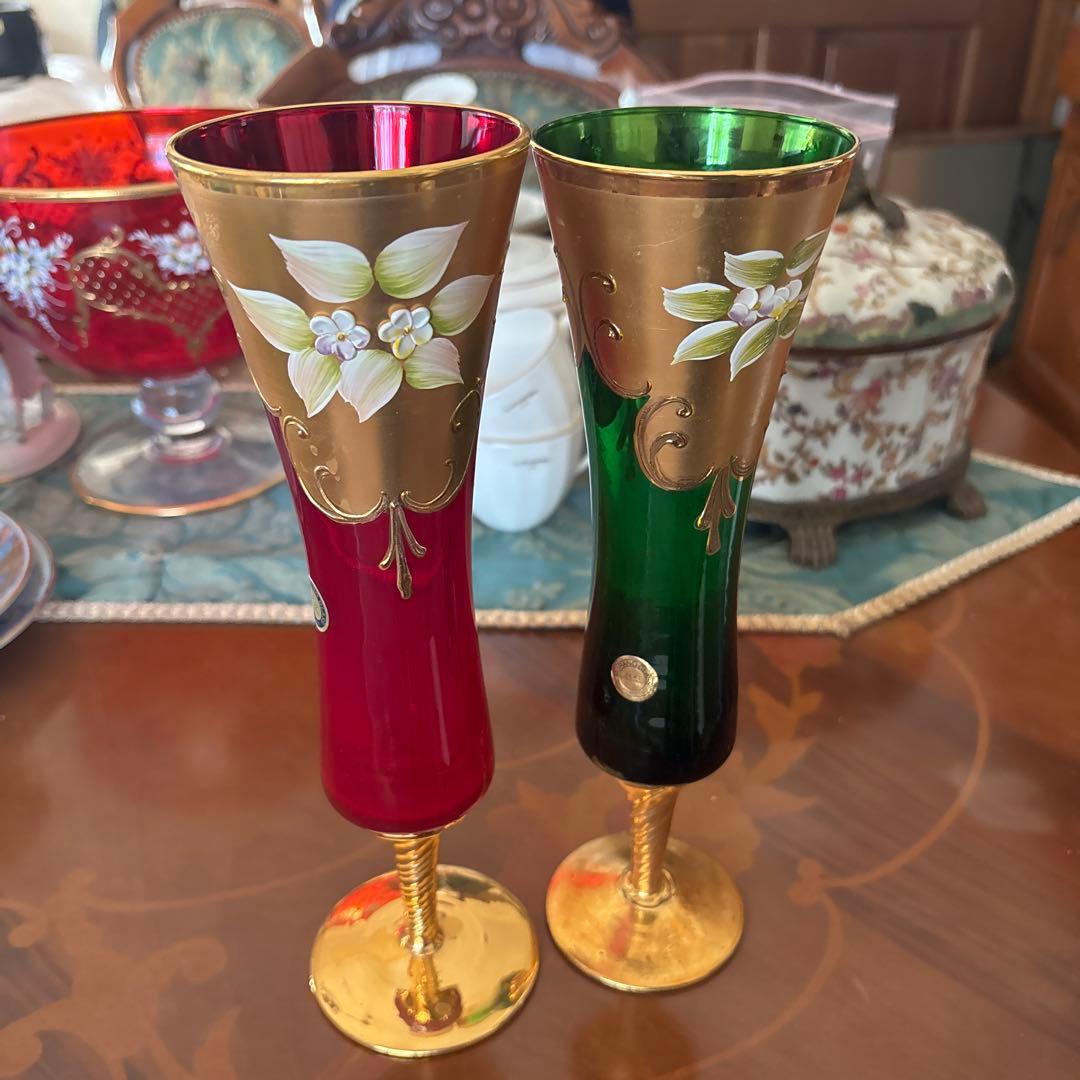 赤と緑の花柄花瓶セット