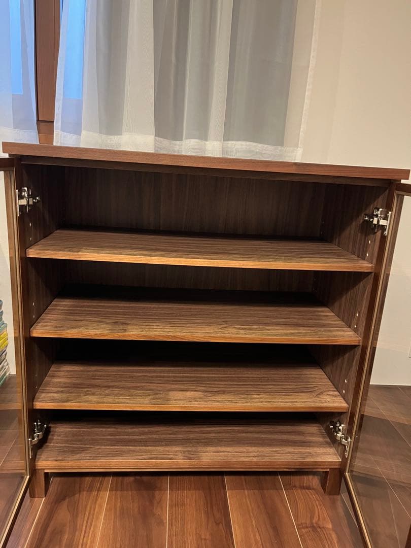 無印良品　木製キャビネット ウォールナット材　ガラス扉　脚付き