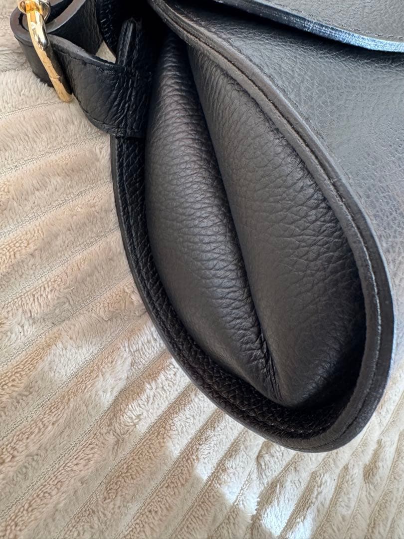 AULENTTI ブラックレザー ショルダーバッグ