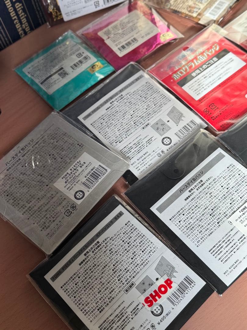 ハンコック　缶バッジ　フィギュア