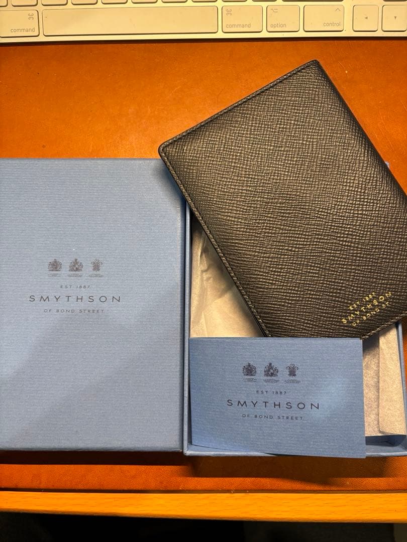 SMYTHSON 紺色パスポートケース