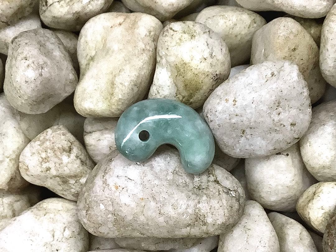 白緑バランス良好美麗‼️ 専門店40~53万円の品質　糸魚川翡翠勾玉　鑑別書付本‼️