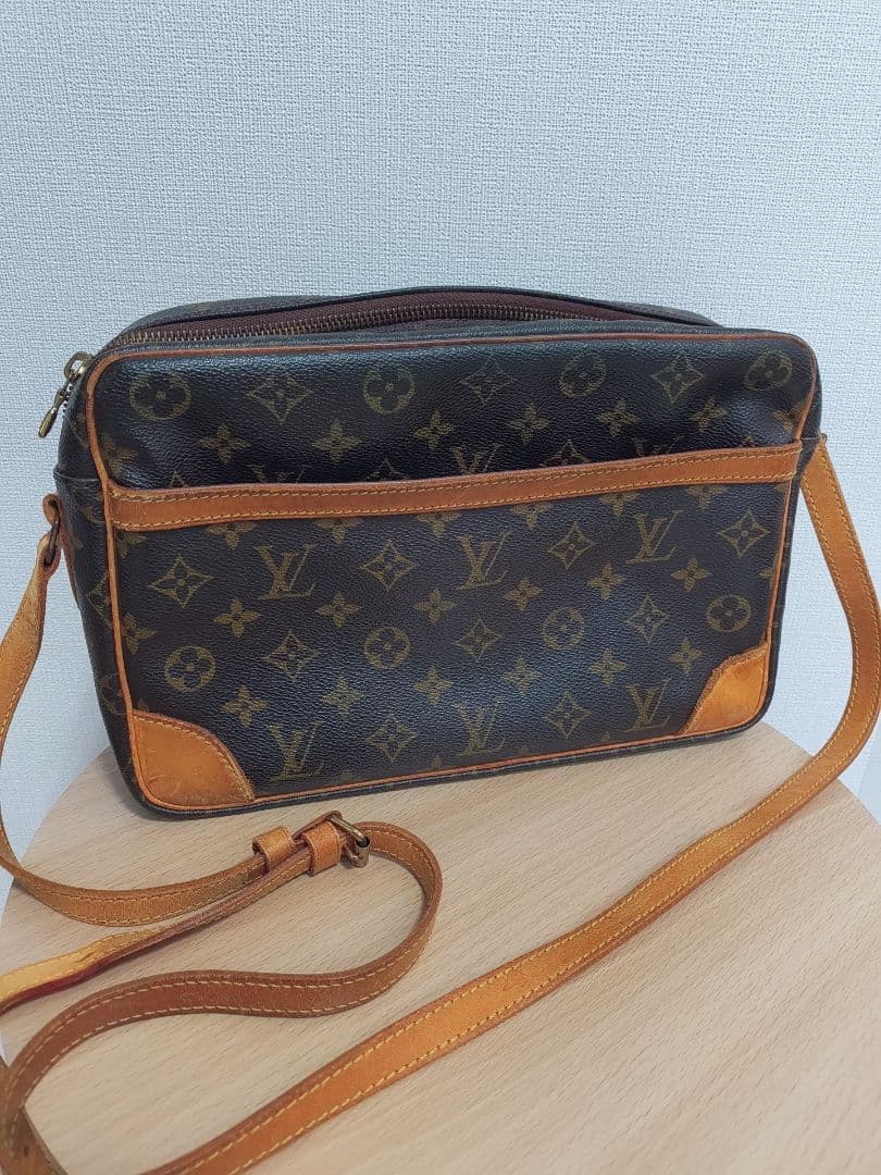 LOUIS VUITTON ショルダーバッグ