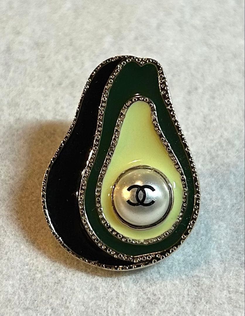 CHANELシャネル　ピンバッジ　ブローチ　アボカド　CCマーク