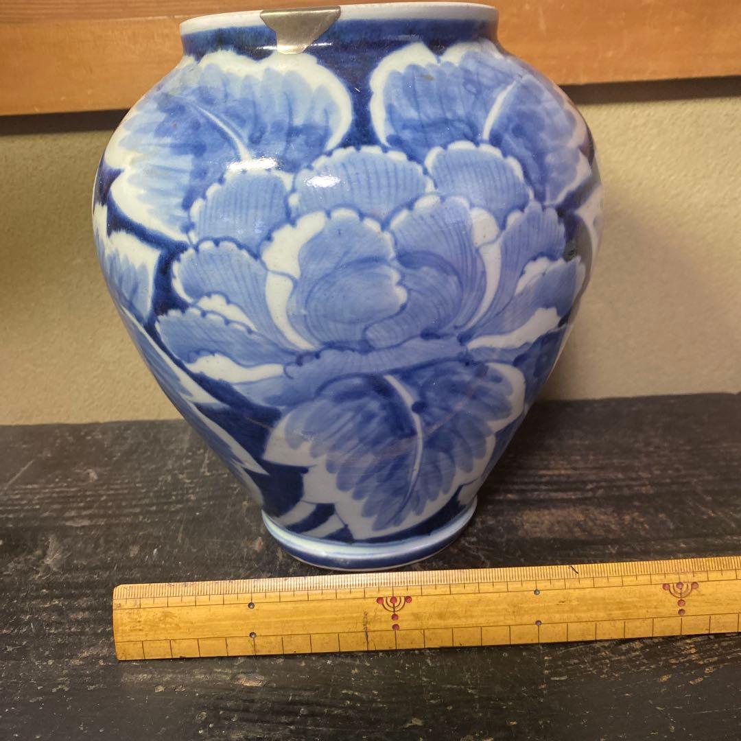 古伊万里　白抜き牡丹文壺