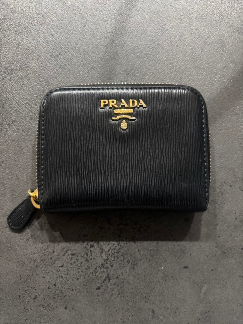 PRADA ブラックケース