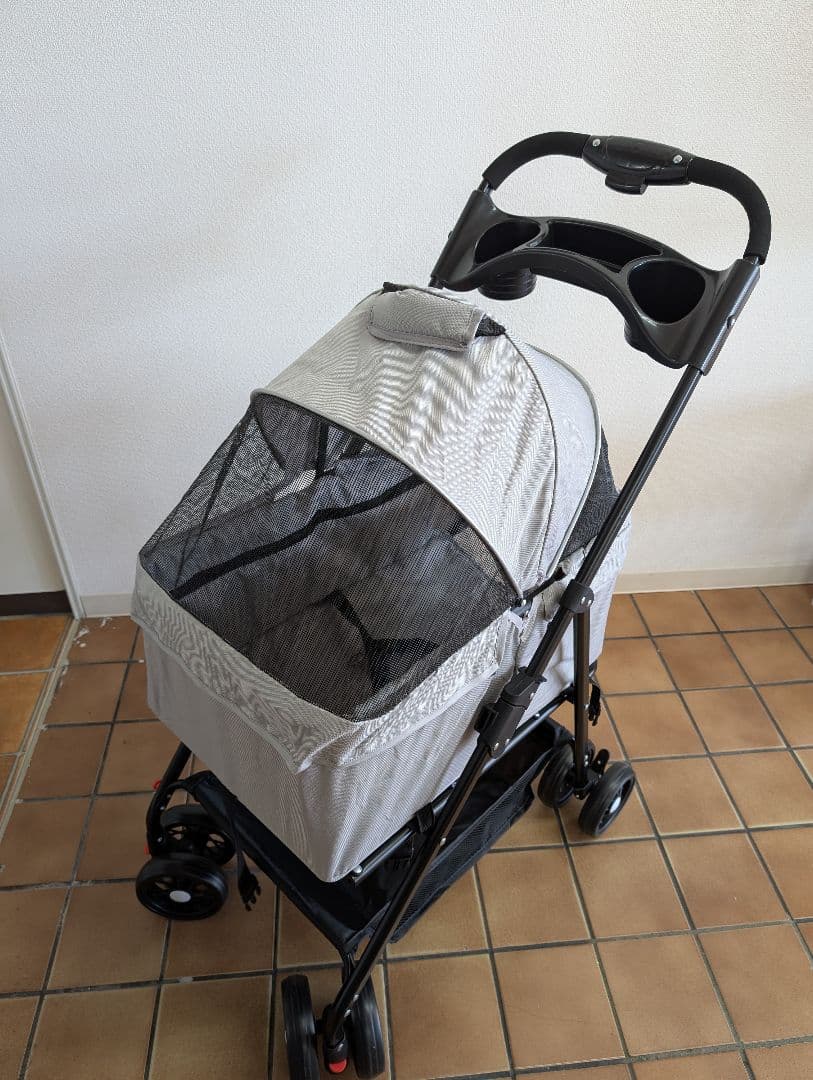 グレーのペットカート