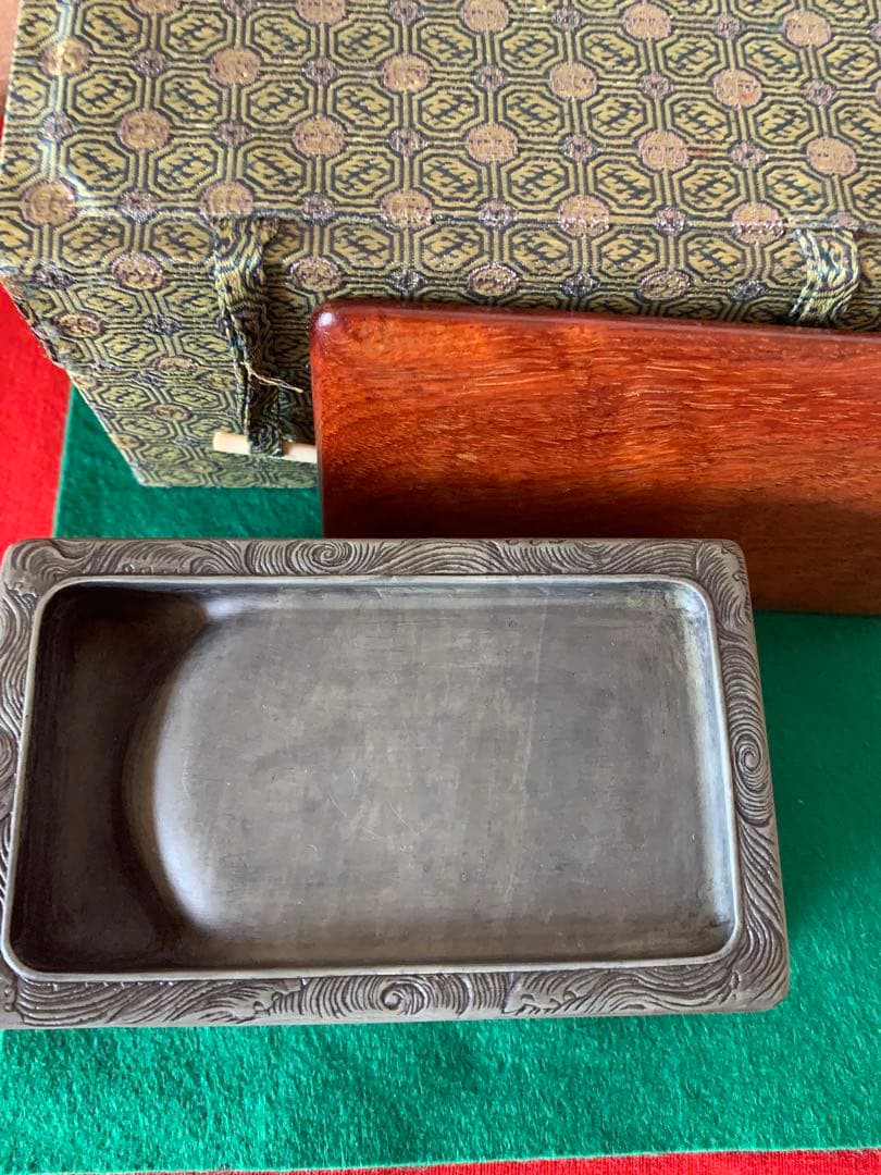 彫刻獅子模様の硯　箱付