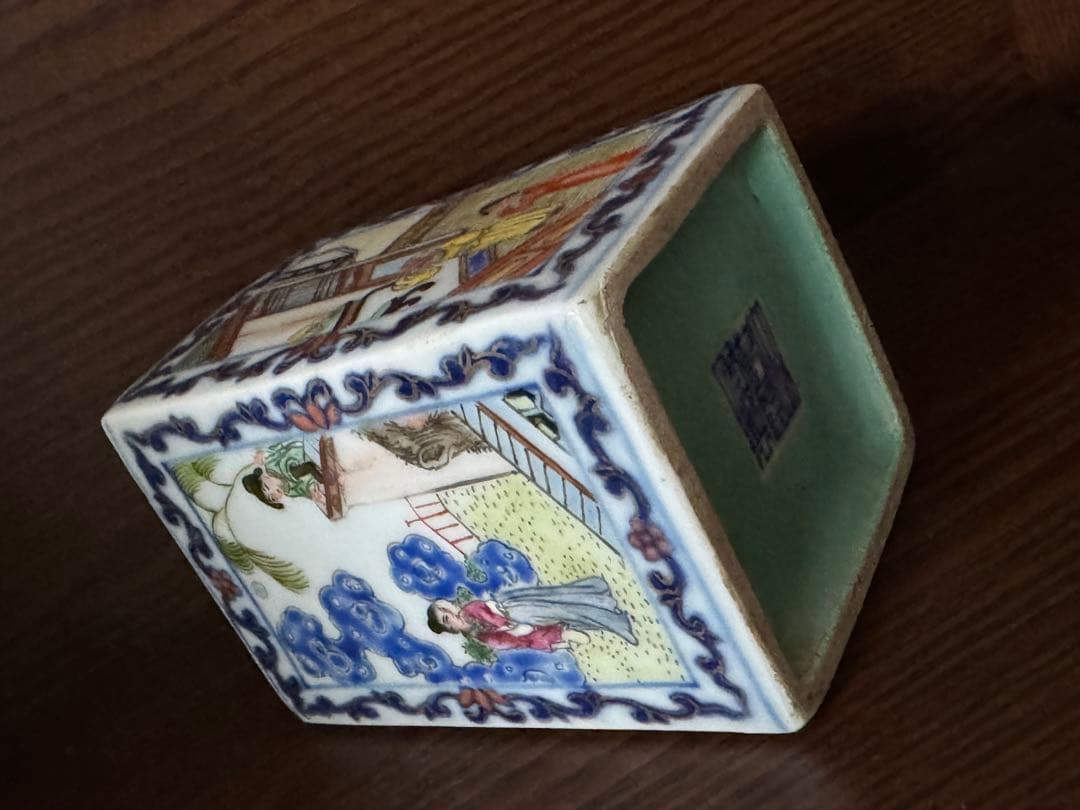 中国骨董　大清乾隆年製　在銘　粉彩　琺瑯彩　筆立て　人物物語絵付け(N-18)