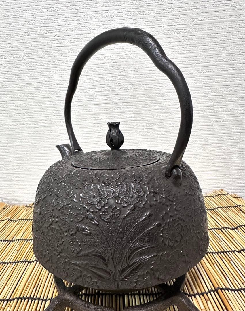 新品、供箱等付属品付　南部岩鋳四代目清末作 　真作保証　２３型南部桜　南部鉄瓶