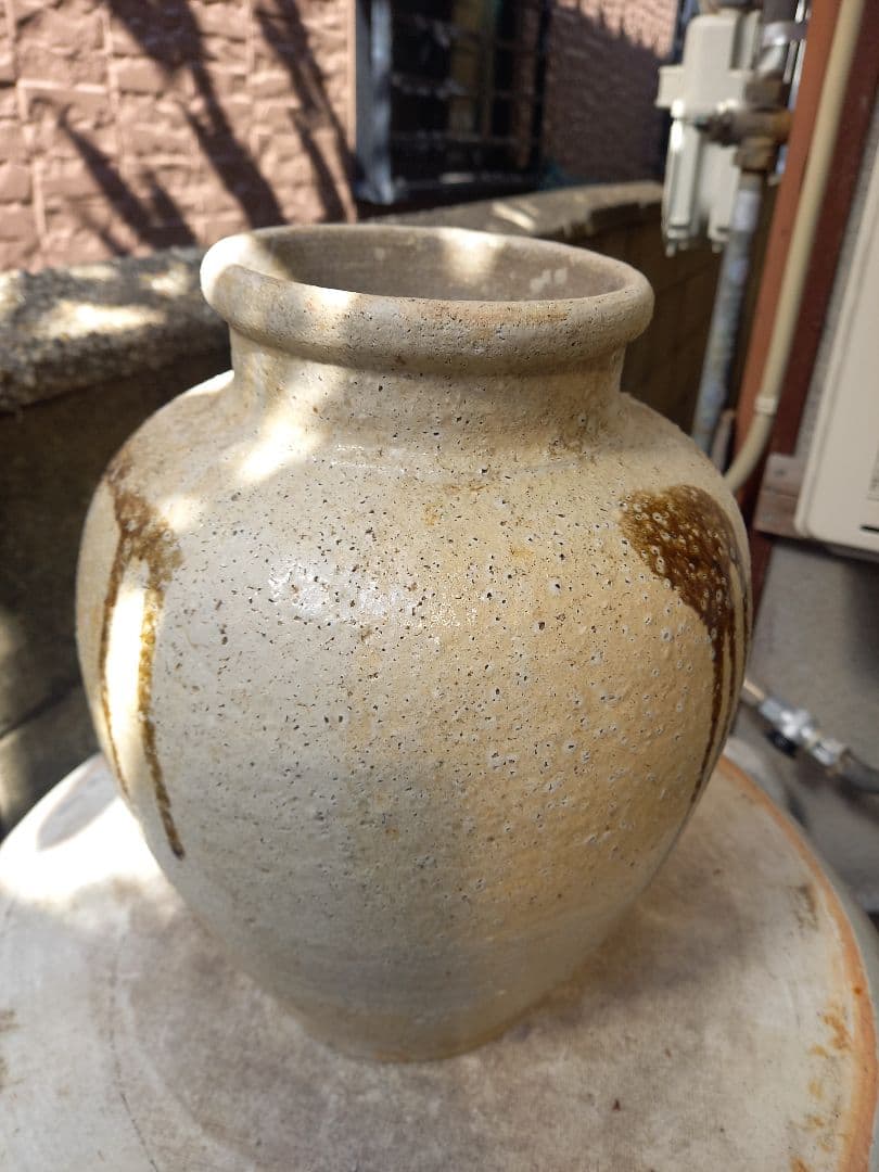 高さは、約３０cm口18cm壺です。