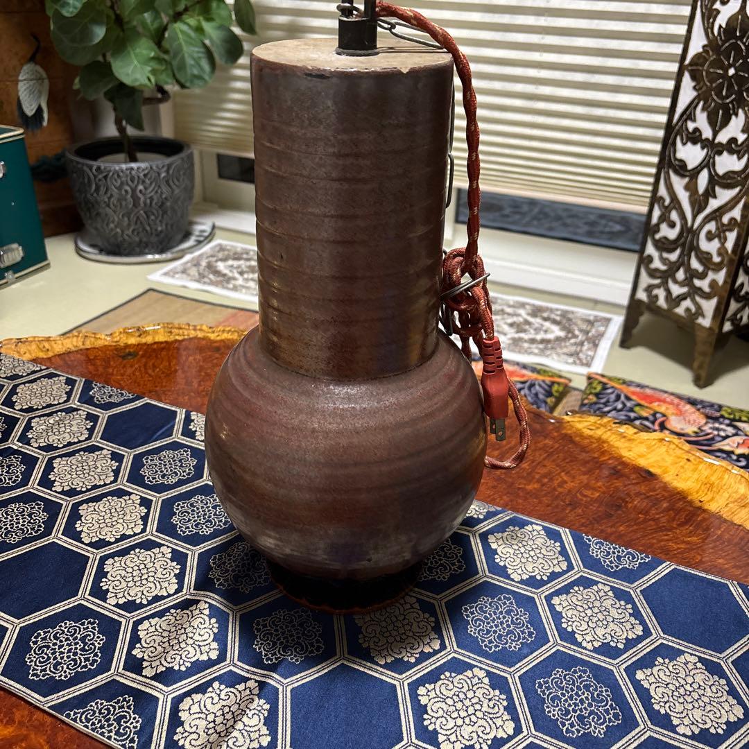 陶器製の茶色の照明器具