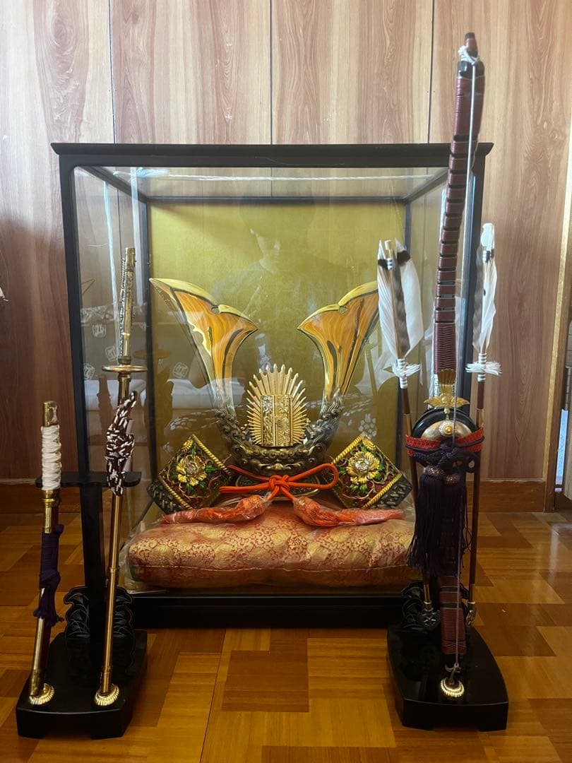 美品　伝統　日本刀2本と金色の兜の飾り