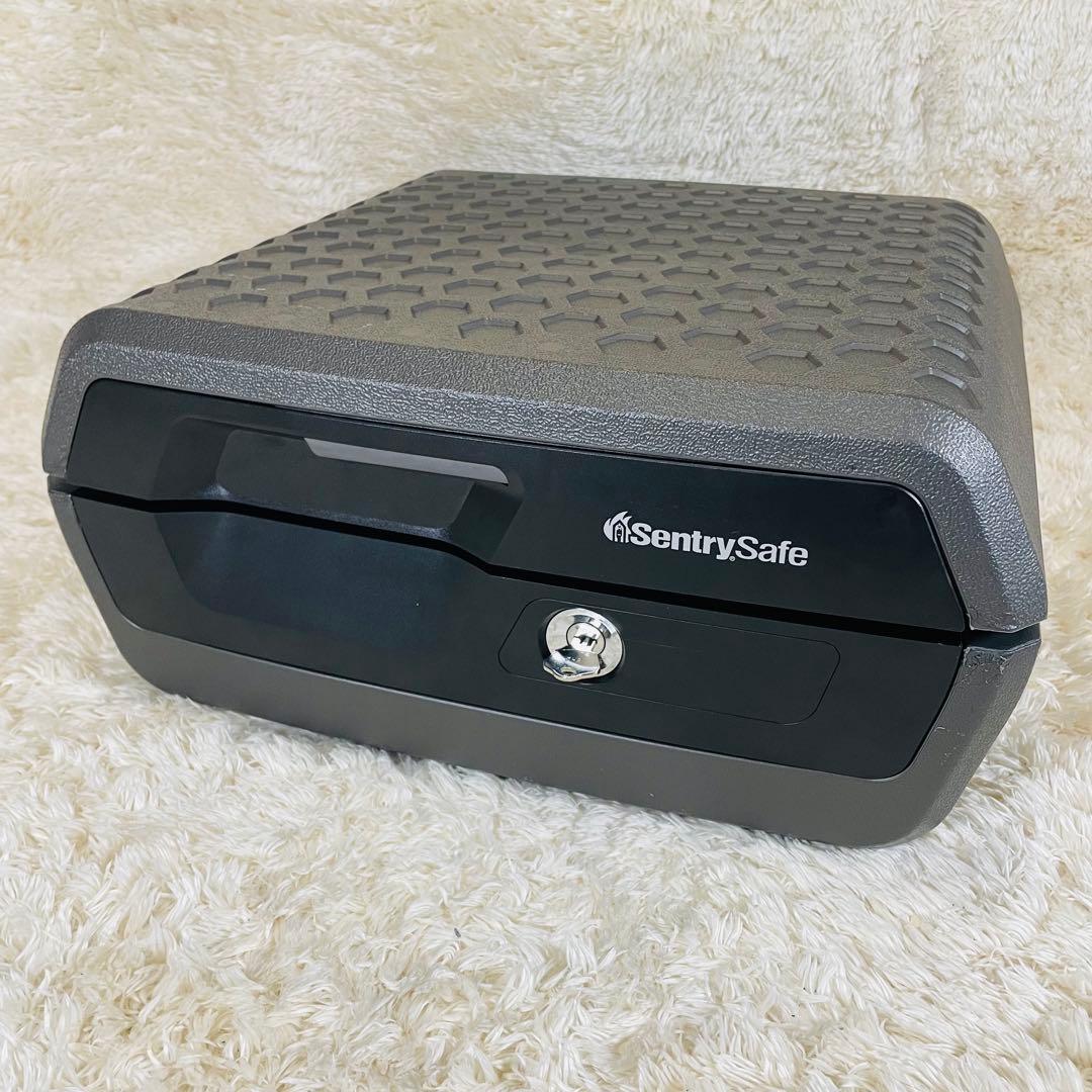 SentrySafe 耐火　防水　ポータブル金庫 フラットキー　CWシリーズ　黒