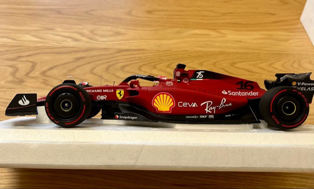 C.ルクレール フェラーリF1-75 1/18、アルファロメオ1/2ヘルメット