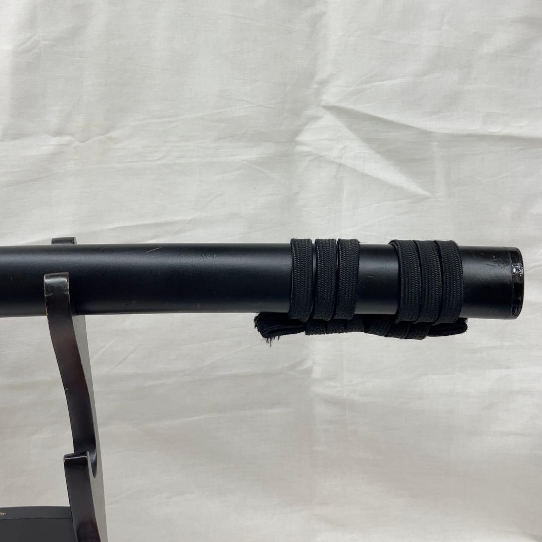 【模造刀】太刀 樋入り 鶴鍔 透かし 全長97.0センチ 黒鞘 互の目 刃紋