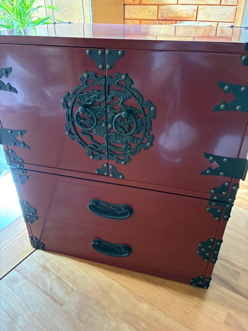 伝統的な日本の木製箪笥