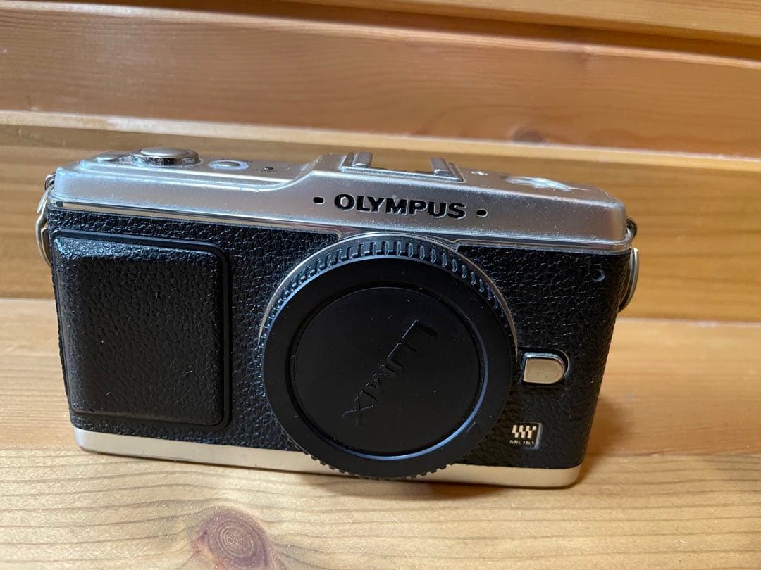 OLYMPUS PEN E-P1 シルバー/ブラック 本体＋電池と充電器