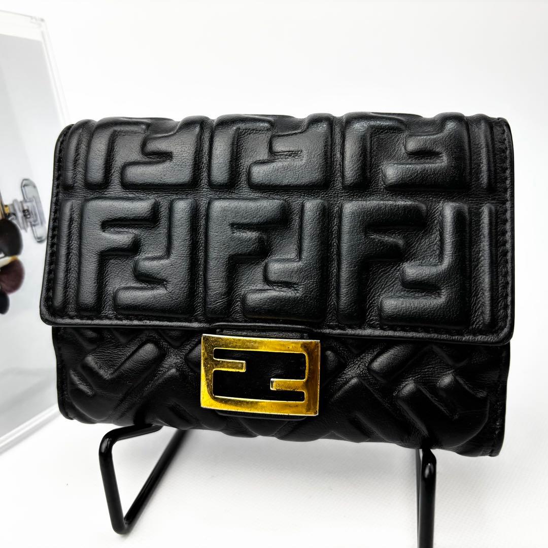FENDIフェンディ エンボス ズッカ 三つ折り財布
