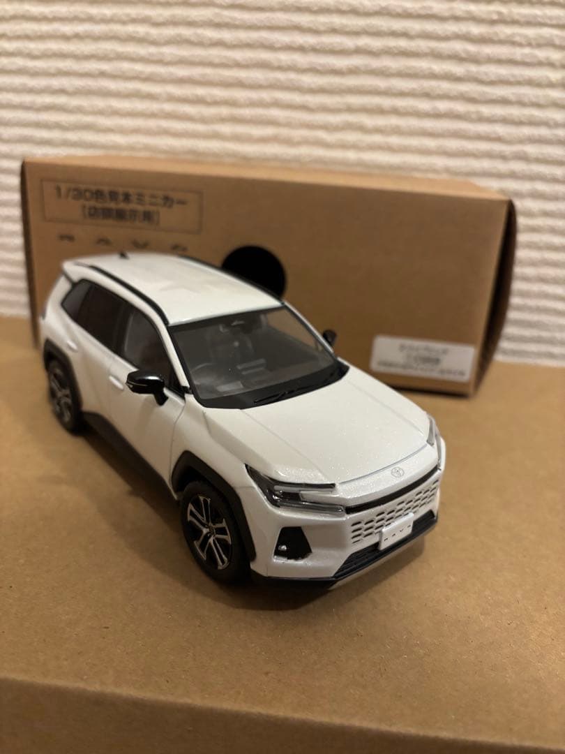 新型RAV4 ハイブリッドZ プラチナホワイトパール カラーサンプル